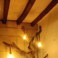 Arbre lumineux dans le fond de la salle principale au restaurant La Rencontre de Montreuil-Bellay