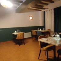 Dans la salle principale du restaurant La Rencontre à Montreuil-Bellay