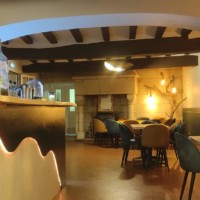 Salle principale avec le bar au restaurant La Rencontre à Montreuil-Bellay