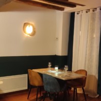 Dans un coin de la salle principale du restaurant La Rencontre à Montreuil-Bellay