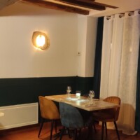 Dans un coin de la salle principale du restaurant La Rencontre à Montreuil-Bellay