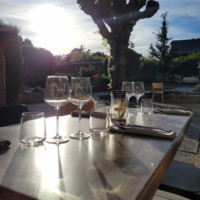 La terrasse du restaurant La Rencontre à Montreuil-Bellay, sous le soleil du printemps