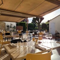 La terrasse du restaurant La Rencontre à Montreuil-Bellay, sous le soleil du printemps