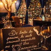Déco de Noël et citation au restaurant La Rencontre à Montreuil-Bellay (49) : "De toutes les passions, la seule vraiment respectable me paraît être...le gourmandise" (Maupassant)