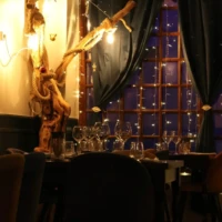 Décor lumineux en bois naturel réalisé par le Chef Grégoire Nadeaud pour son restaurant La Rencontre à Montreuil-Bellay