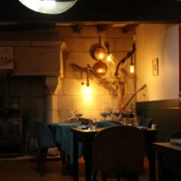 Décoration du restaurant La Rencontre, à Montreuil-Bellay, réalisée en bois naturel par son Chef Grégoire Nadeaud
