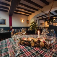 Table dressée pour Noël au restaurant La Rencontre à Montreuil-Bellay