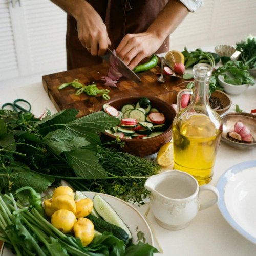 Chef coupant des légumes