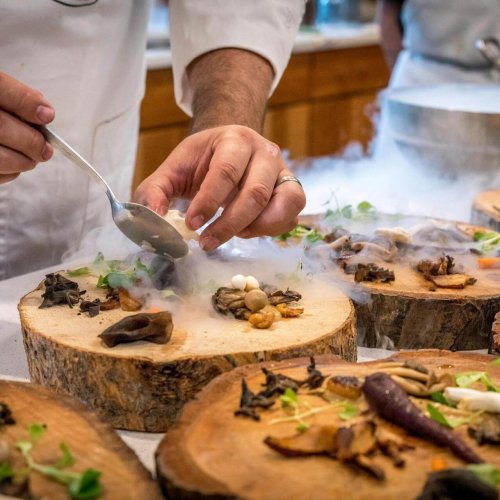 Préparation d'un plat végétal par un chef restaurateur